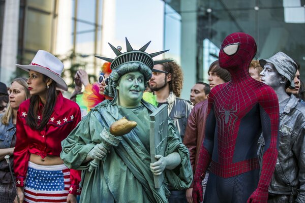 Personnes portant le costume de la statue de la liberté et Spider-Man