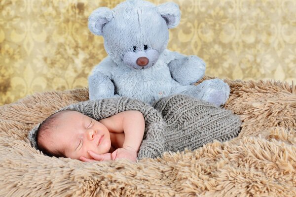 The sweet dream of the baby is guarded by a bear