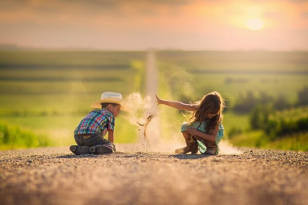 Ragazzo con ragazza giocando sulla strada