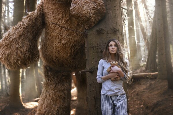 Bosque chica se escondió detrás de un árbol, susto, osos de peluche