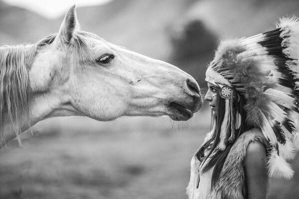 Fille indienne avec cheval blanc noir blanc image