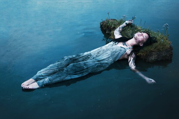 La jeune fille dans сарофане repose sur l eau. l indus