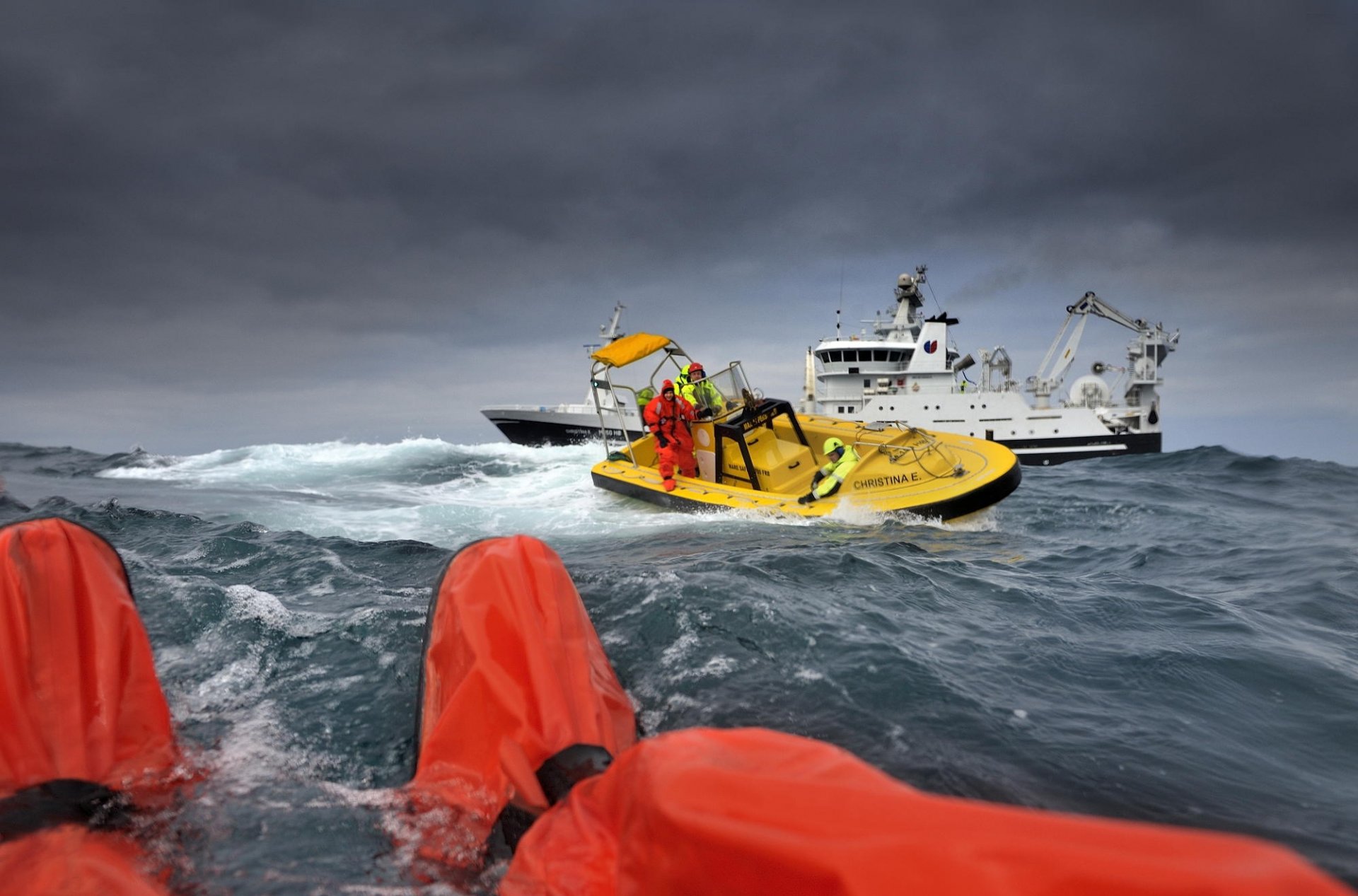 situazione salvataggio oceano barca soccorritori yacht