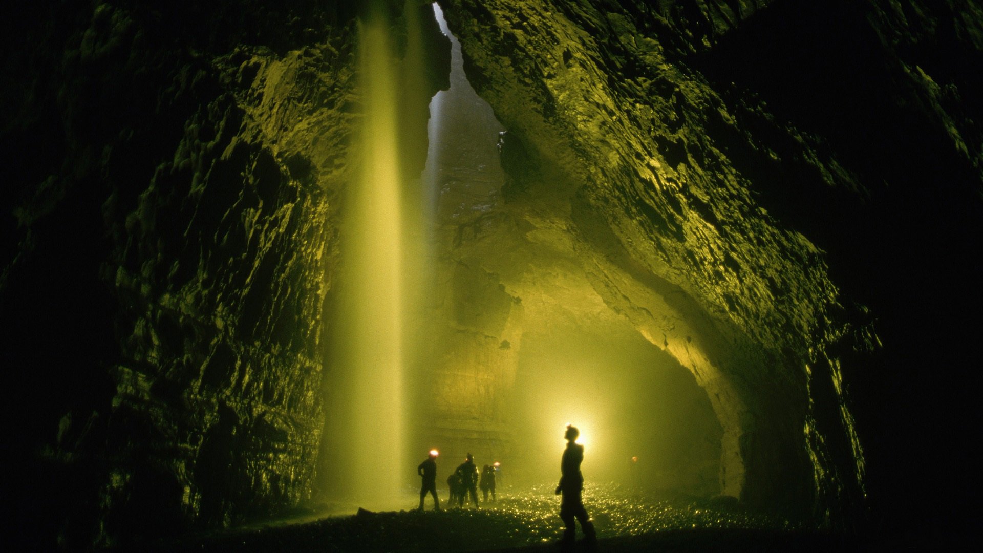 grotta lanterne persone luci luce oscurità oscurità pareti tunnel