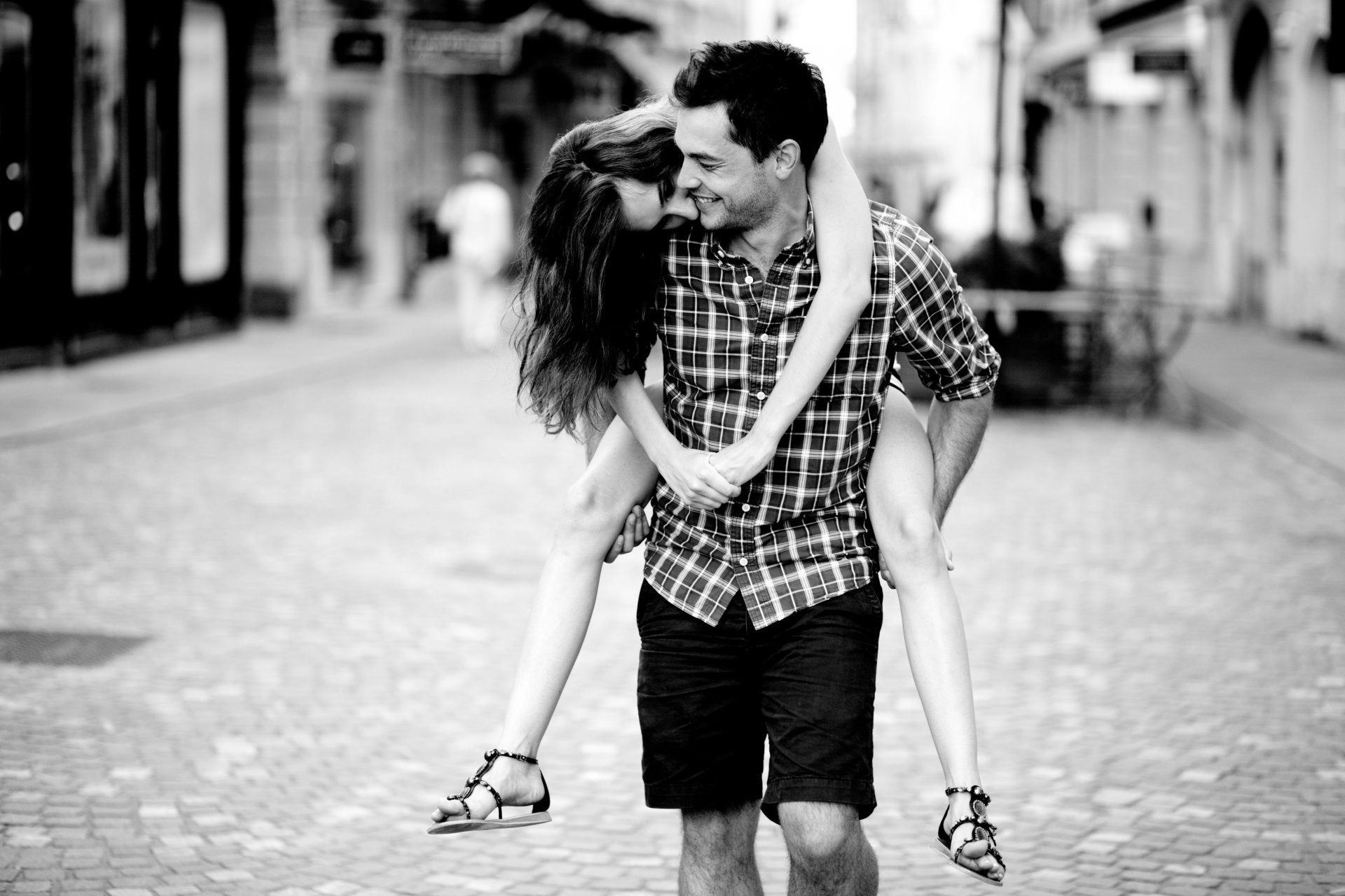 situaciones chica hombre sonrisa risa alegría felicidad novio pareja amantes amor sentimientos romance blanco y negro calle fondo pantalla ancha pantalla completa fondo de pantalla