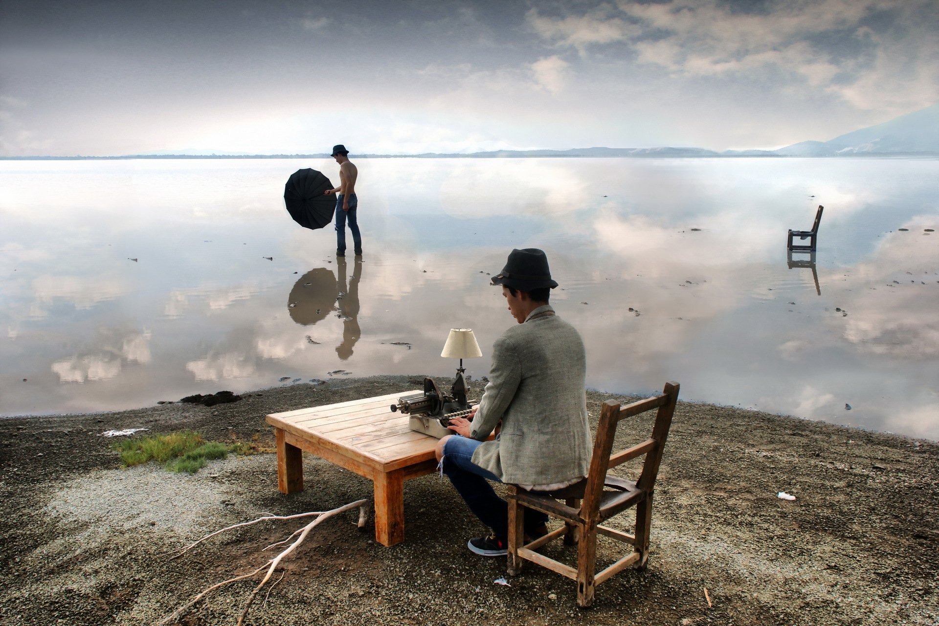 la rivière un bureau une chaise une situation