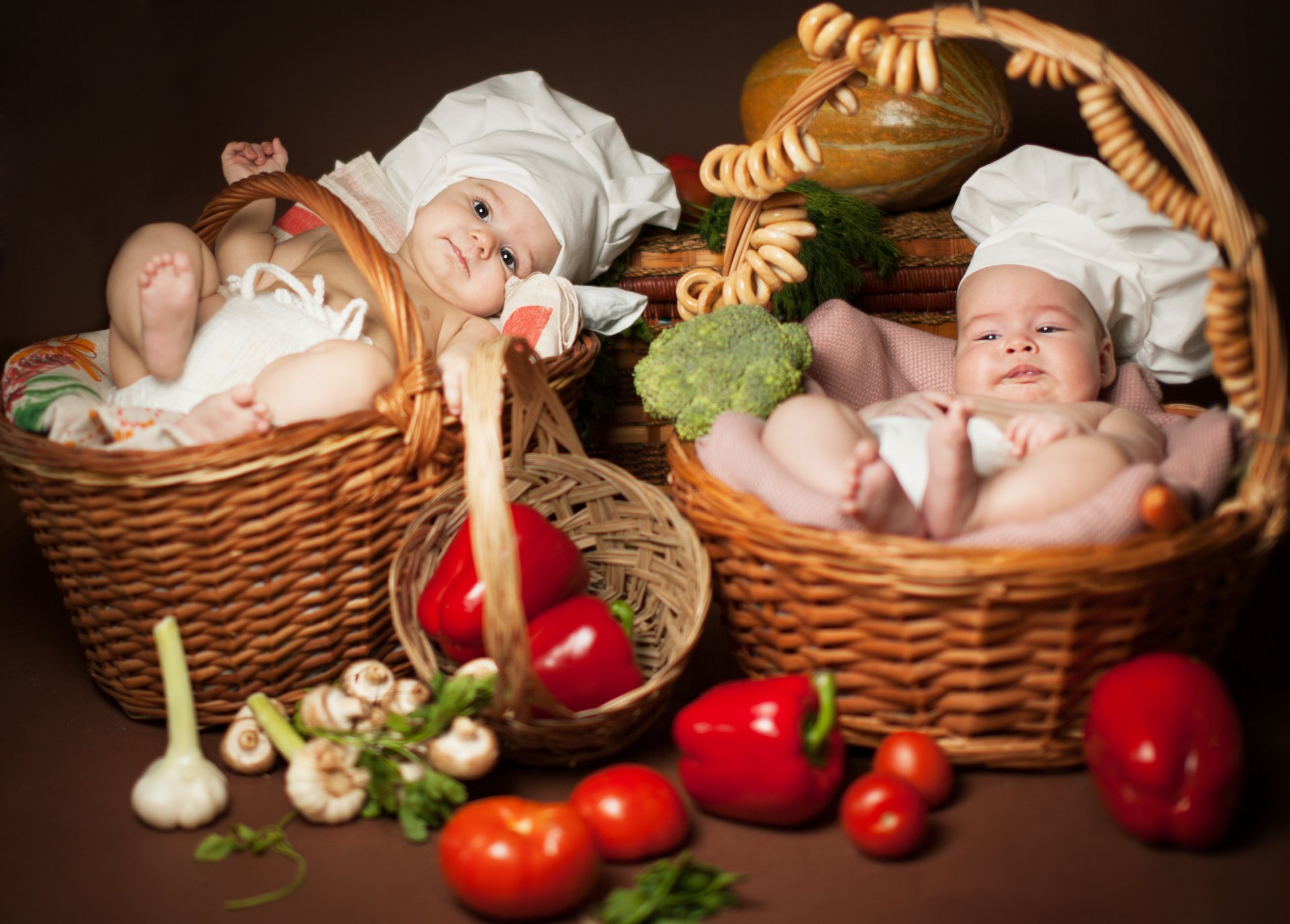 anna levankova enfants enfants cuisiniers deux paniers se trouvent légumes agneau