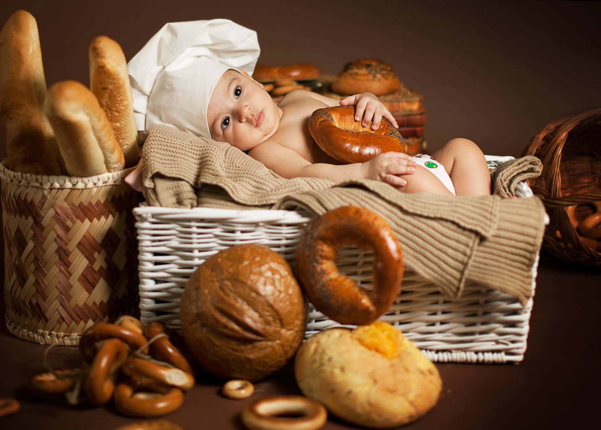 anna levankova baby kinder köchin körbe brot brötchen brote hammel mütze bagels