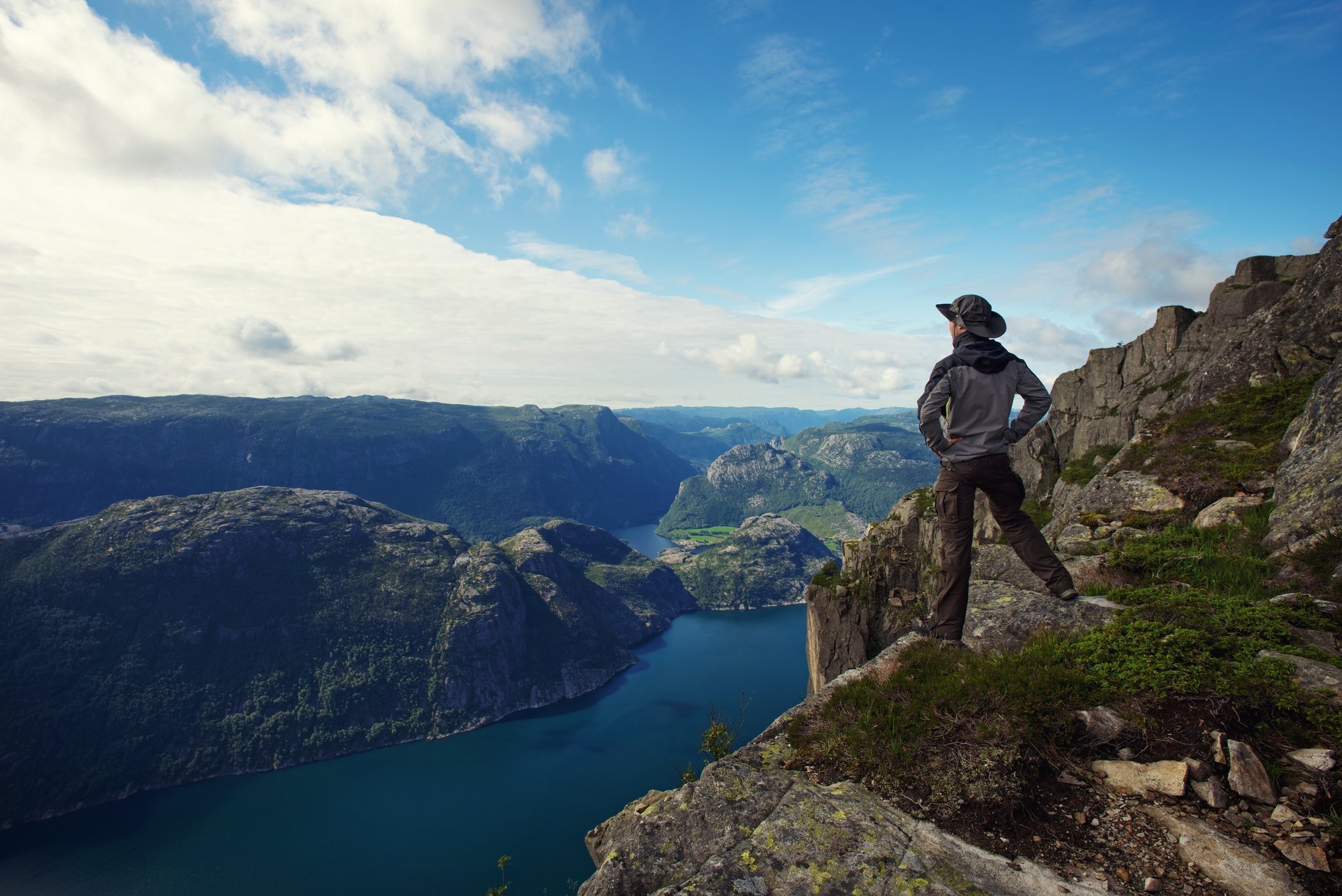 einsam kerl mann reisender tourist fjord meer himmel berg wolken natur einsam mann fjorde panorama berge