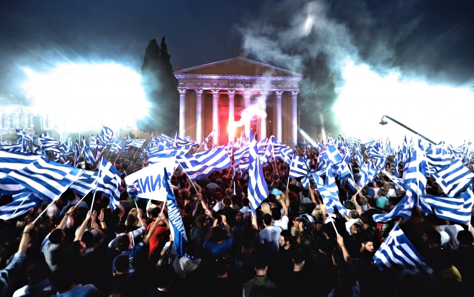 grecia manifestación gente noche banderas mucho