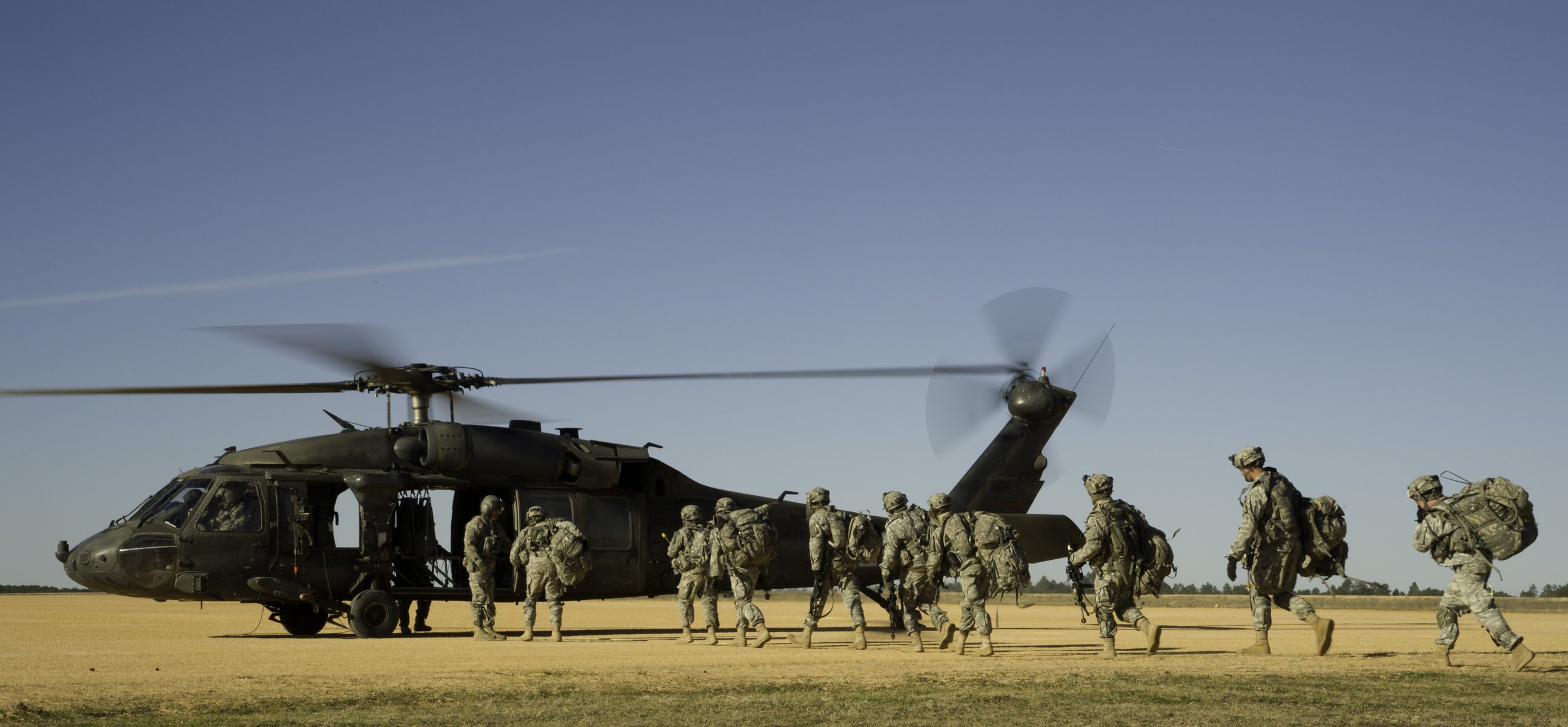 uh-60 black hawk l hélicoptère la plantation les soldats l équipement les armes