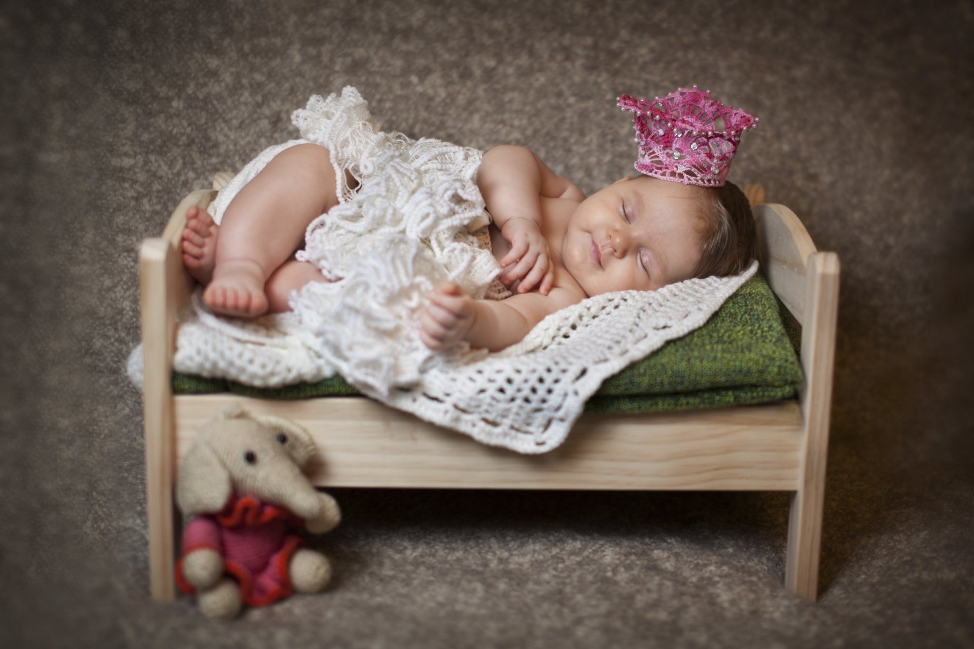 enfant en bas âge enfants sommeil dormir berceau foulard couronne jouet éléphant