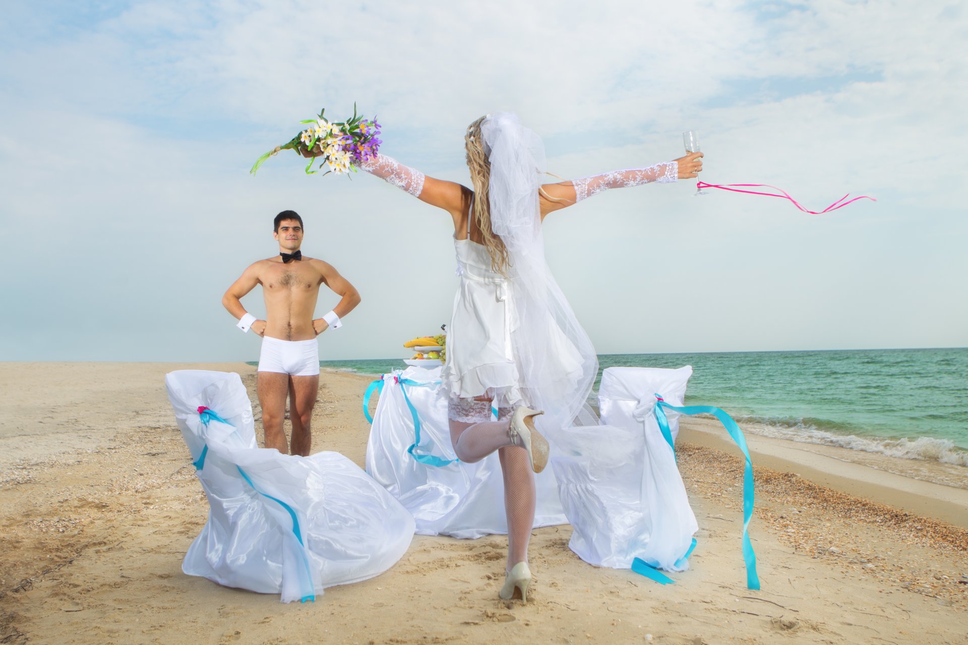 ragazza fidanzato sposa velo da sposa spiaggia mare fiori bicchiere di vino