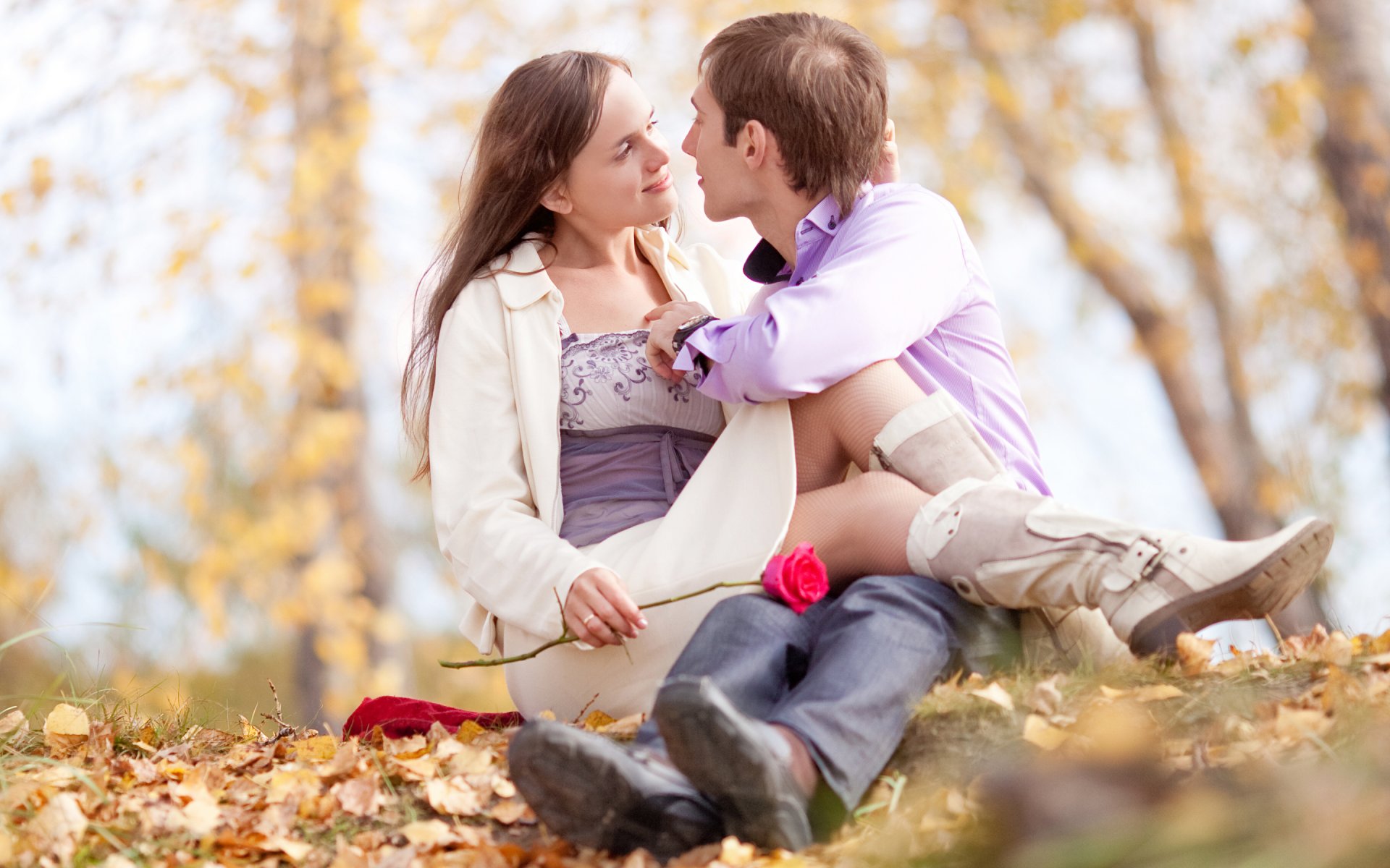 otoño bosque amarillo follaje rosa pareja