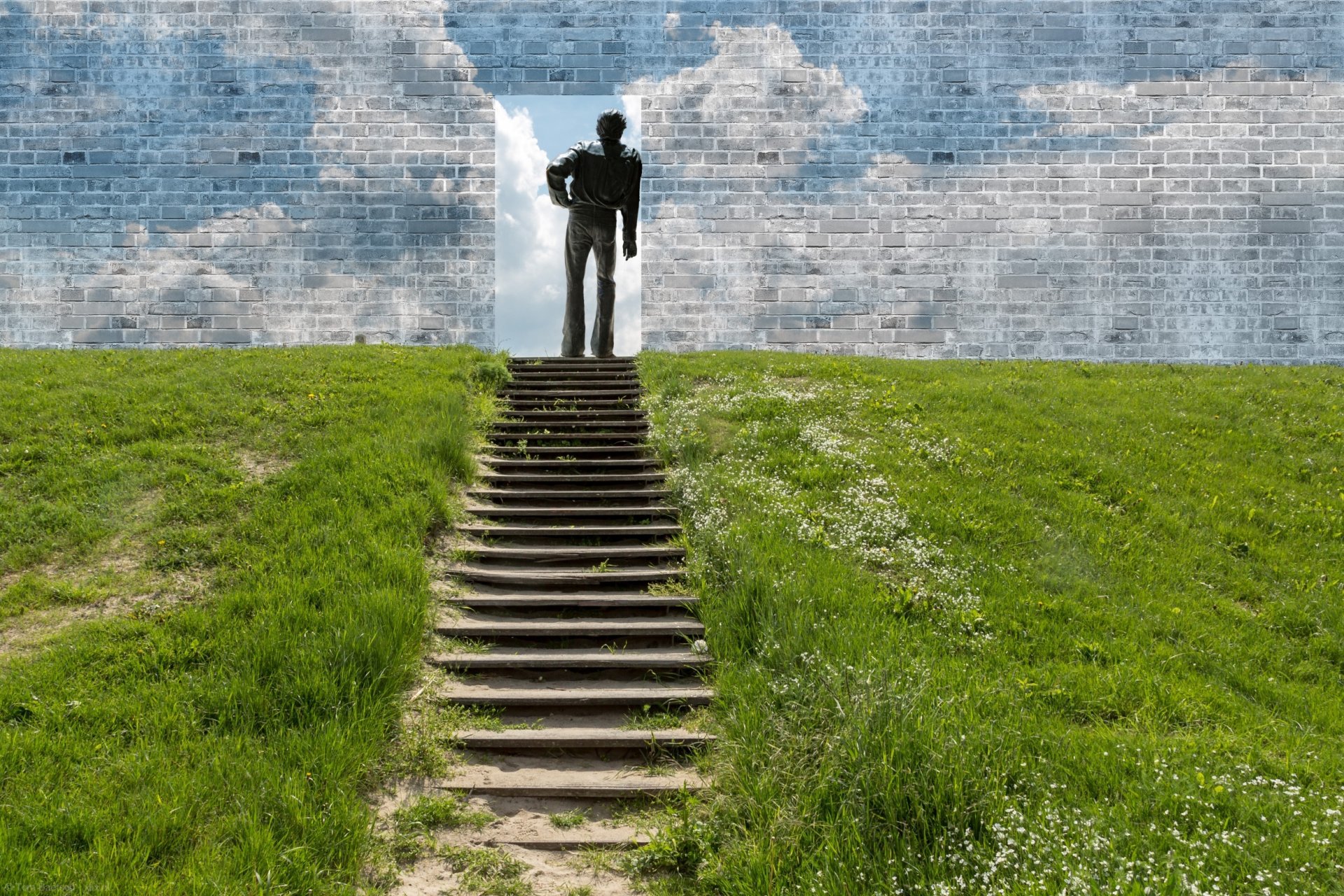 un escalier un mur un homme une porte un nuage de