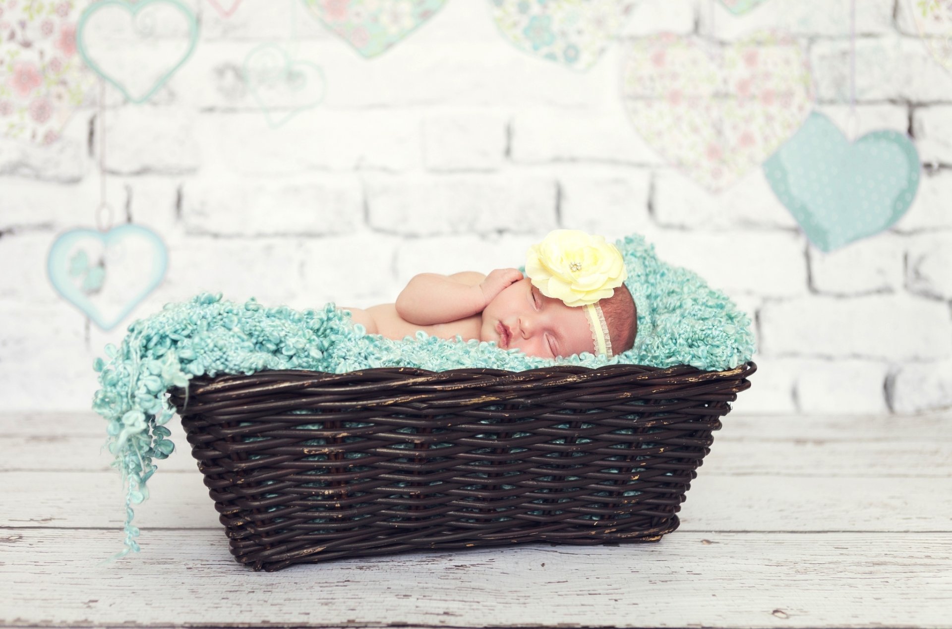 bébé enfant enfant fille panier dormir fleur