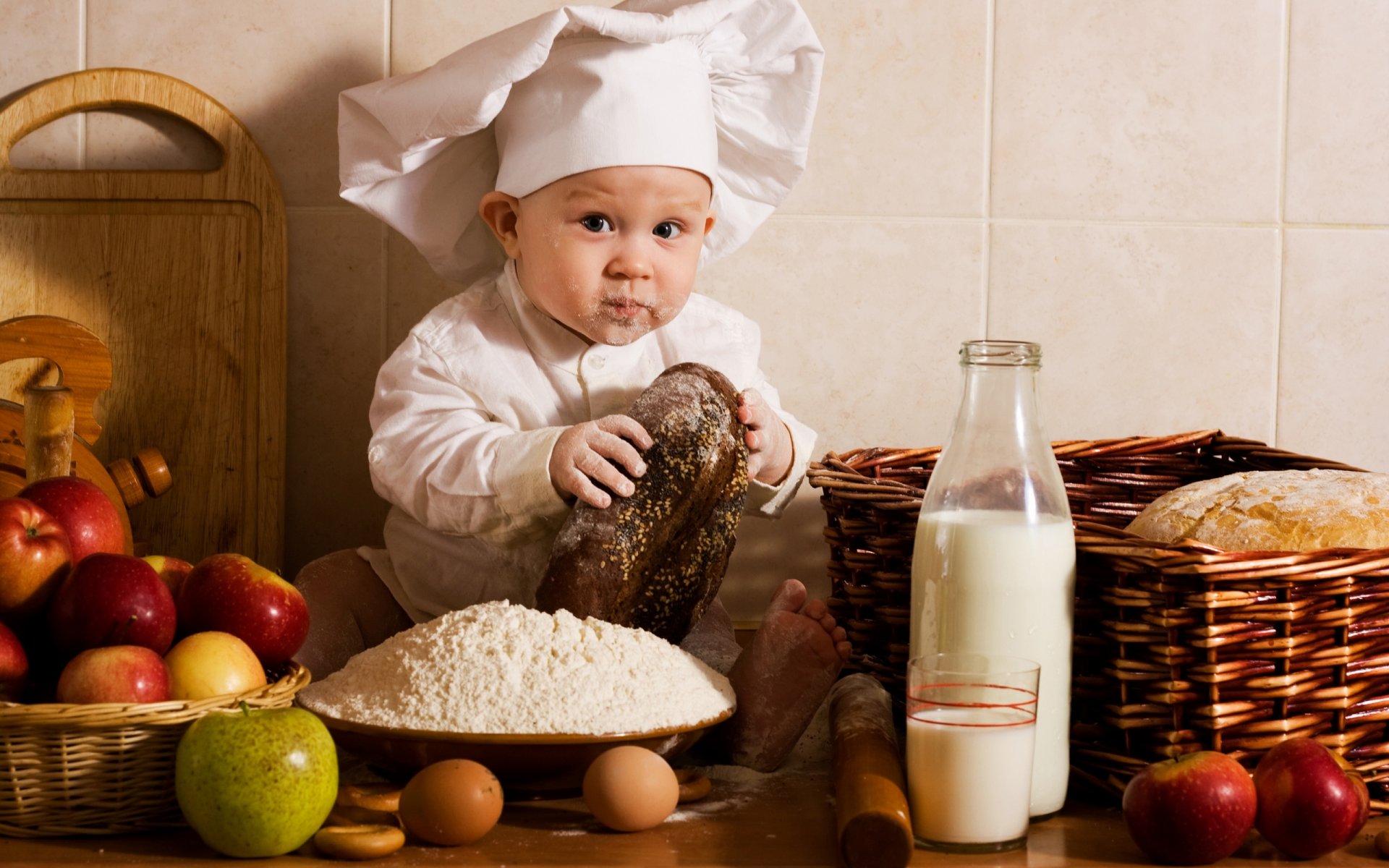 bebé bebé niño cocinar tapa cocina frutas manzanas verduras harina huevos leche bebé cocinero cocinero tapa pan