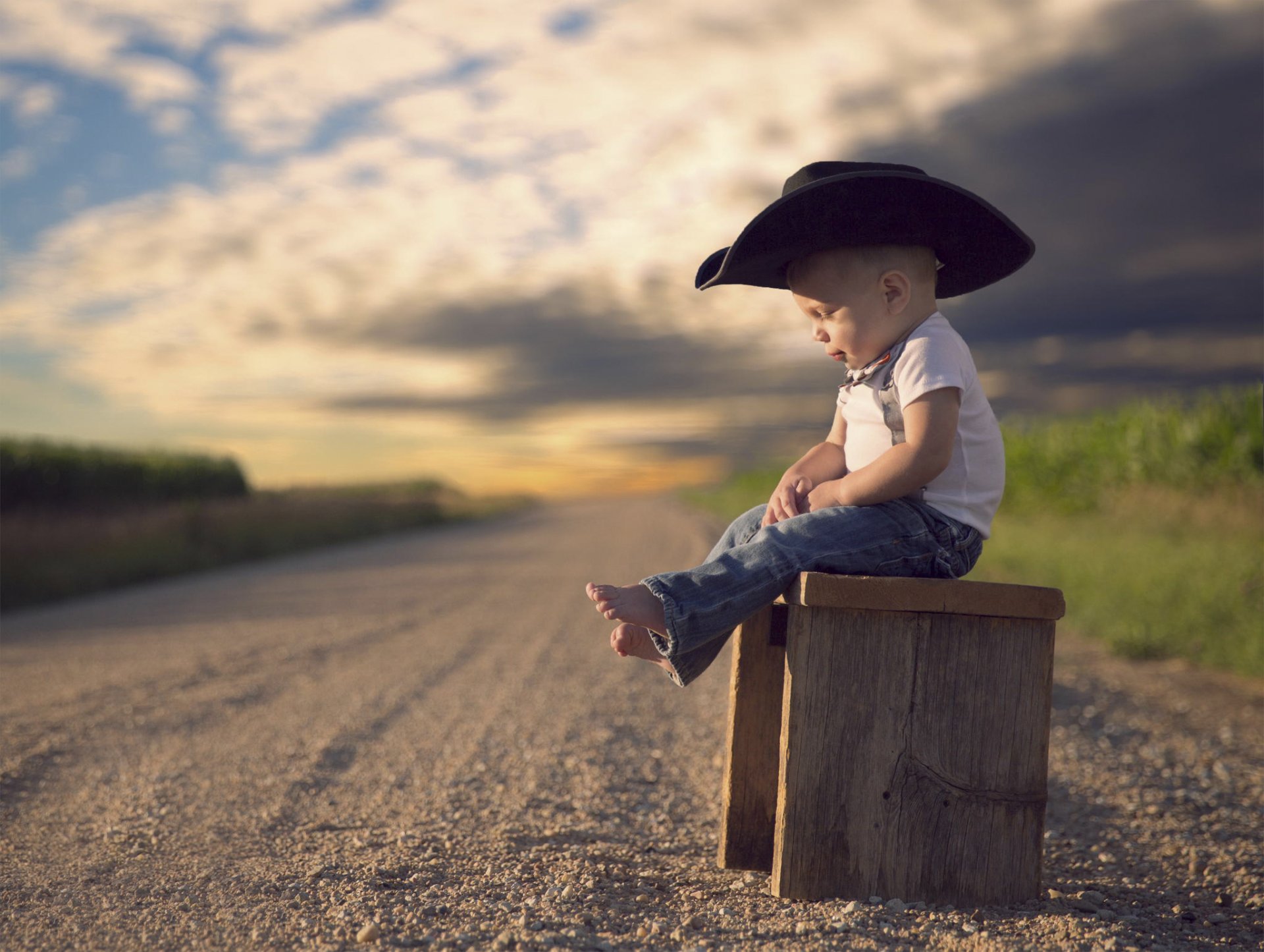 niño carretera sombrero bokeh