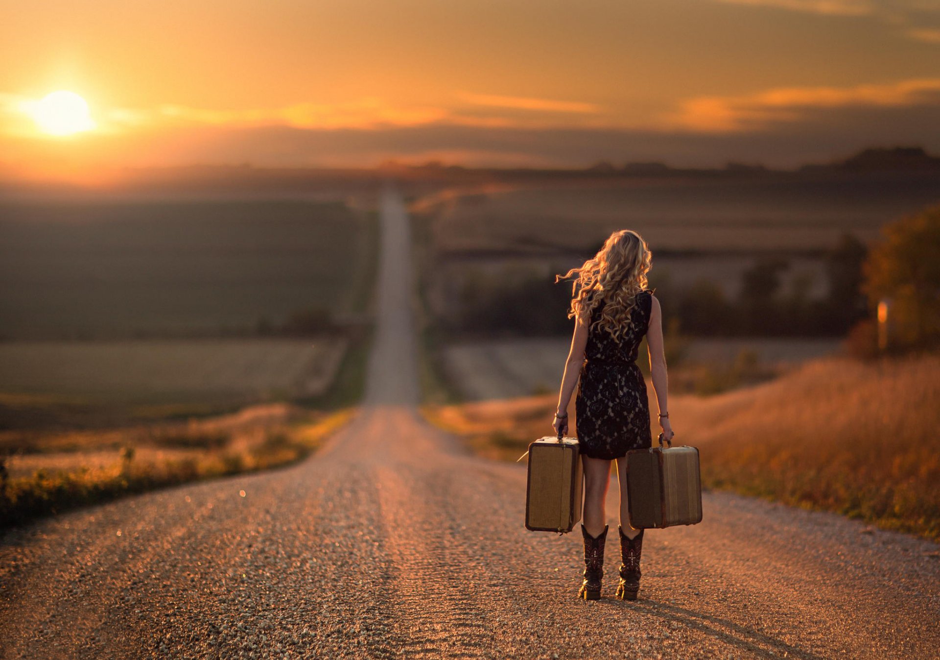 la jeune fille valises route chemin