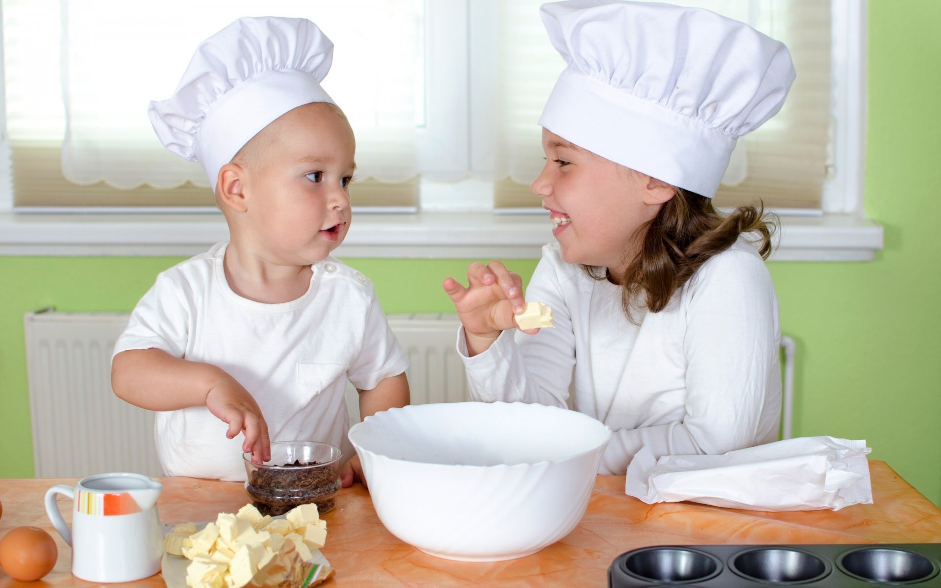 kind junge mädchen kochen küche tisch herd butter eier gewürze kind mädchen köche köche butter ei