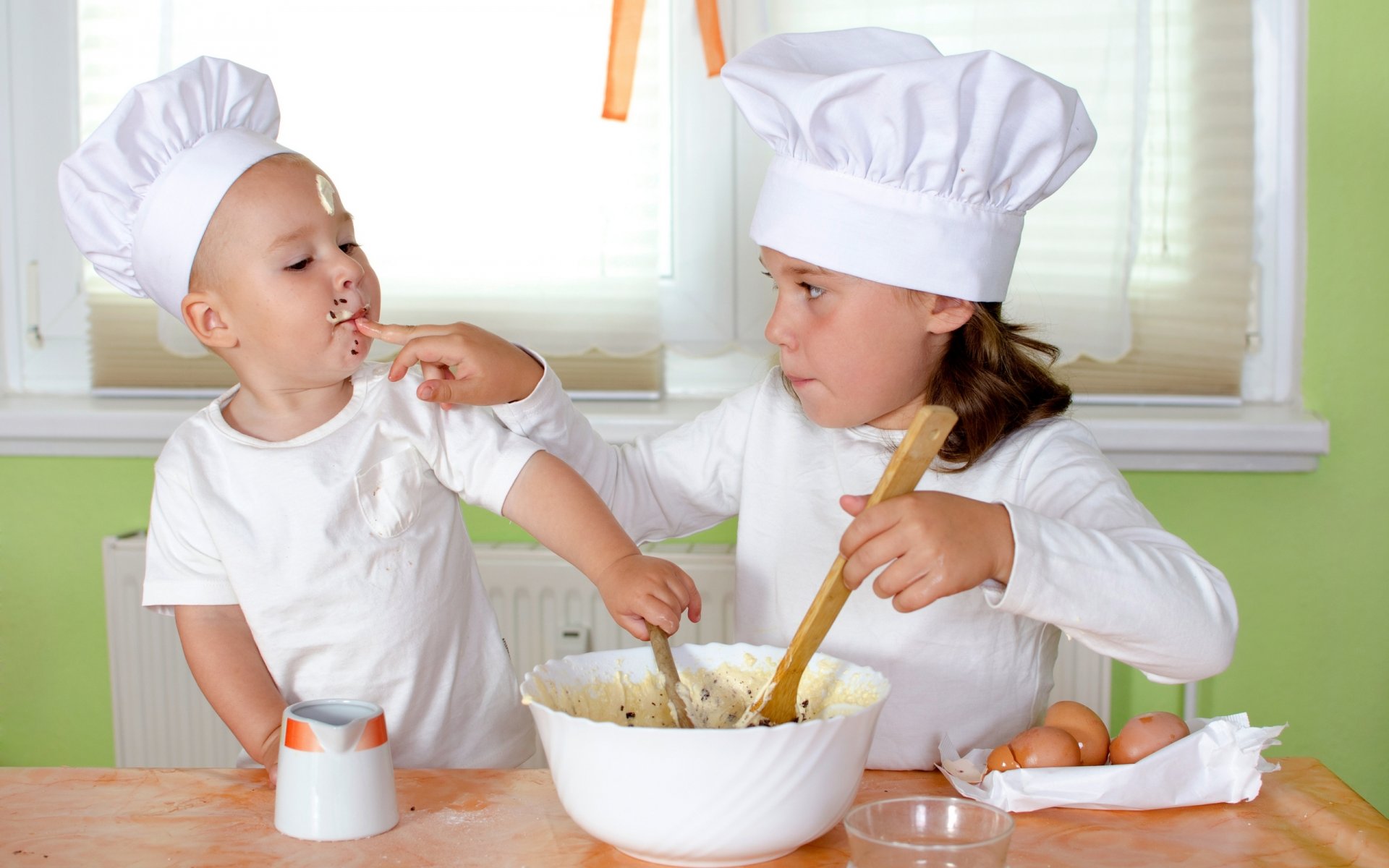 enfant garçon fille cuire cuisine table tasse cuillère oeufs crème enfant fille cuisiniers cuisiniers cuillères