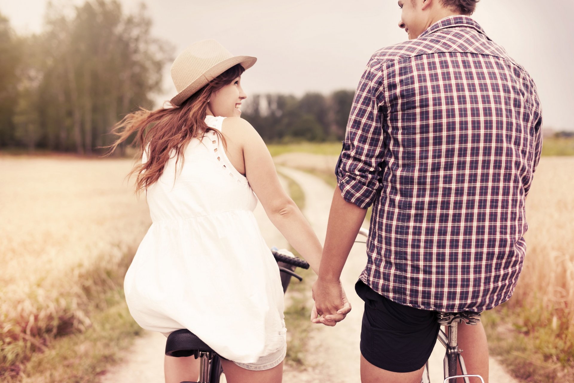 stimmungen situationen mädchen frau kerl mann freude positiv lächeln lachen paar verliebt liebe hände fahrräder sport kleid weiß hut natur pflanzen bäume blätter hintergrund tapete widescreen vollbild widescreen