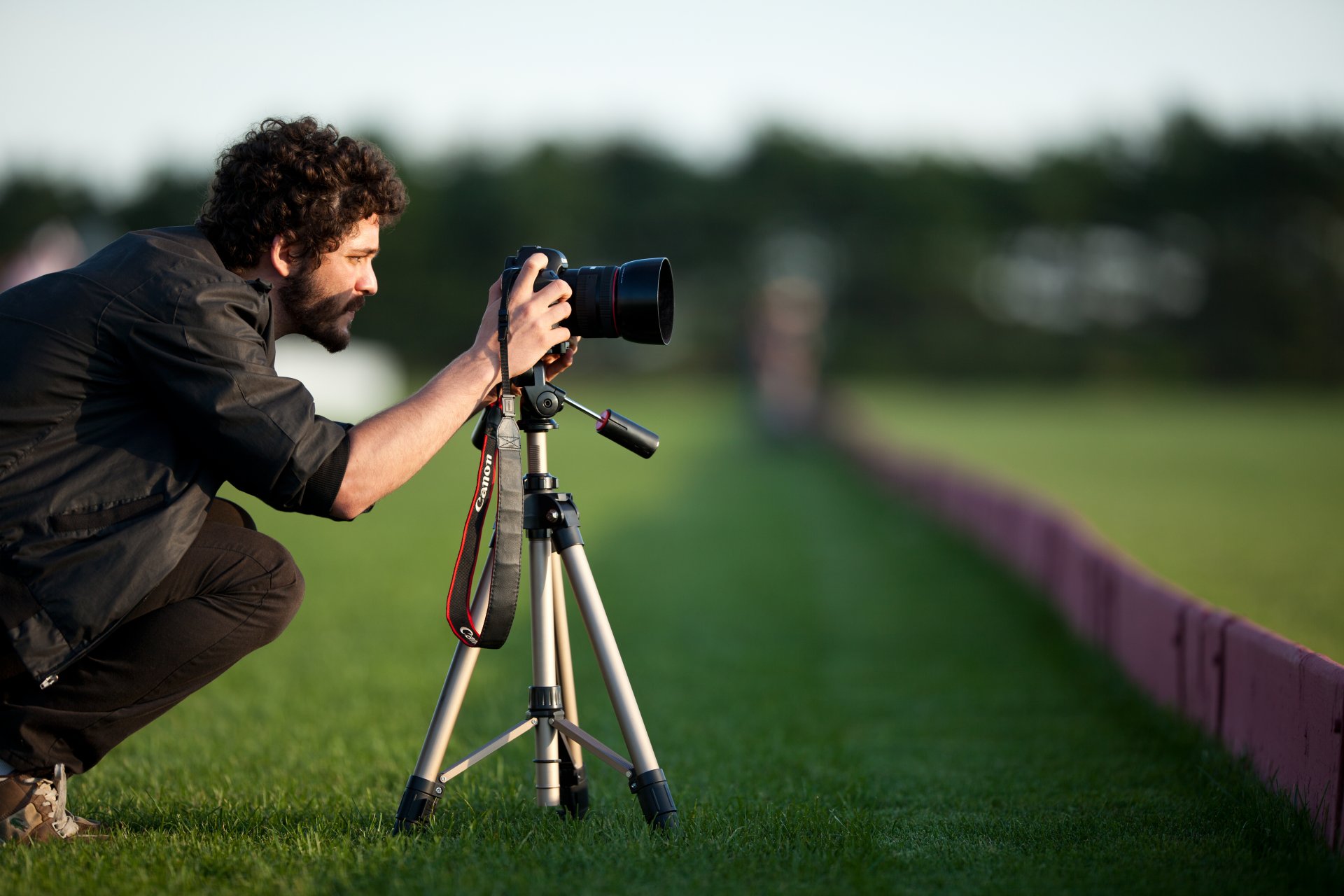 situazioni uomo ragazzo riccioli brunet baffi barba macchina fotografica telaio natura erba verde prato sfondo carta da parati