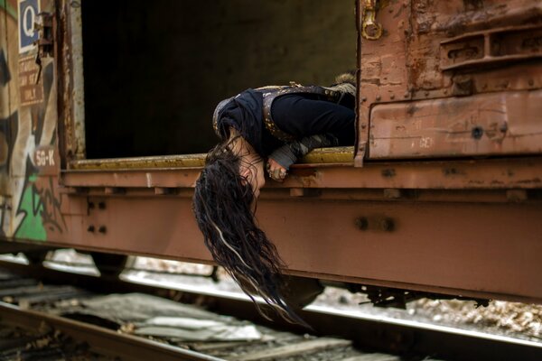 Ragazza a testa in giù dal vagone del treno