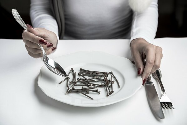 Eine Frau wird Nägel ausprobieren