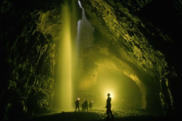 Fotos de personas en una enorme cueva oscura