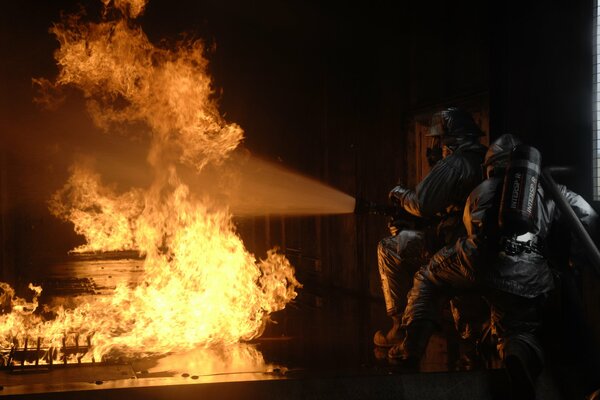 Feuerwehrleute im Einsatz bei Brand