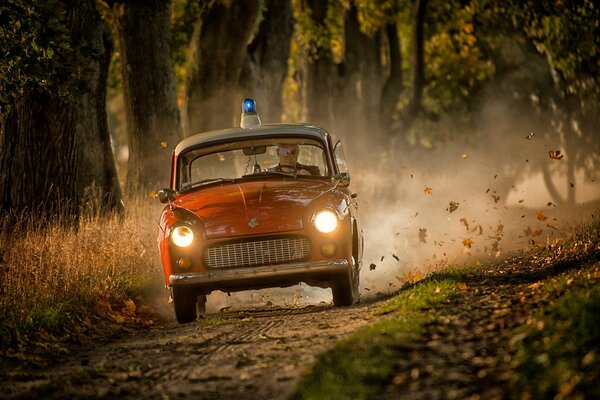 La voiture de police se précipite