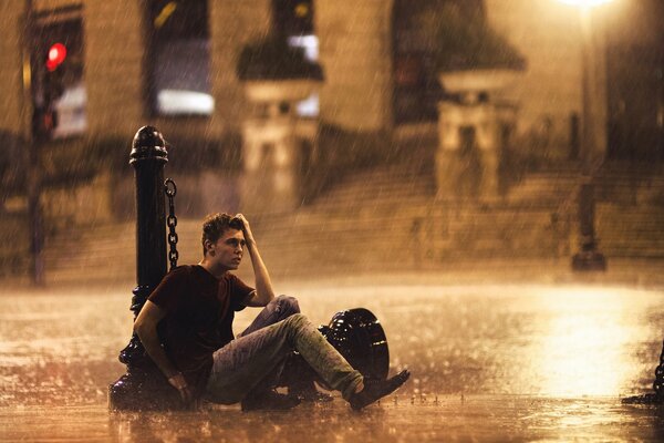 Gars seul en plein air sous la pluie