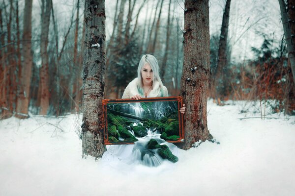 Chica sentada en un bosque en invierno