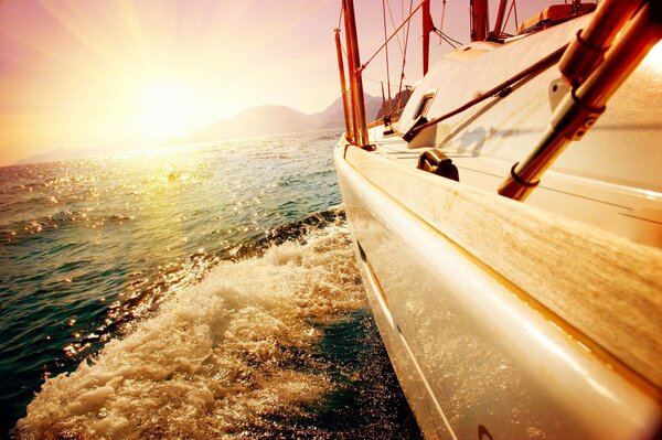 Das Boot fährt im Sommer auf dem Meer