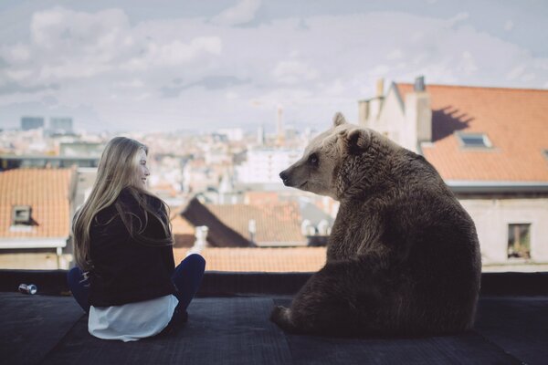 En la azotea de la casa de la muchacha y el oso