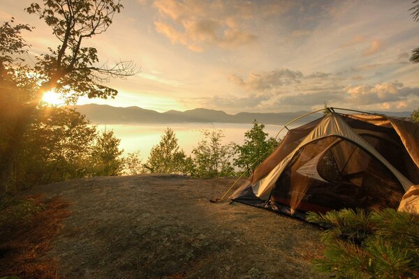 Des vacances au bord de la rivière. Vue sur la montagne