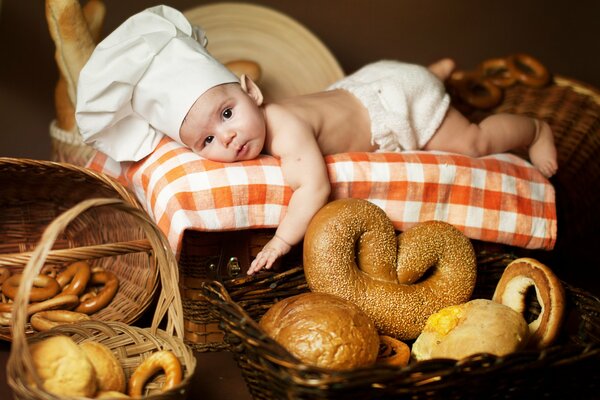 Bébé-le boulanger se trouve parmi les баранок