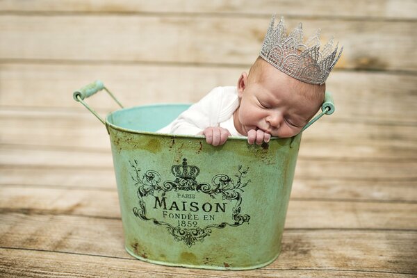 The baby in the crown sleeps in the basin