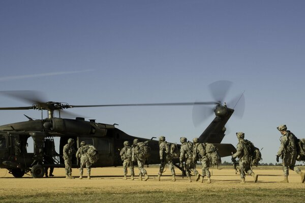 Landung von ausgerüsteten Soldaten in einem Hubschrauber