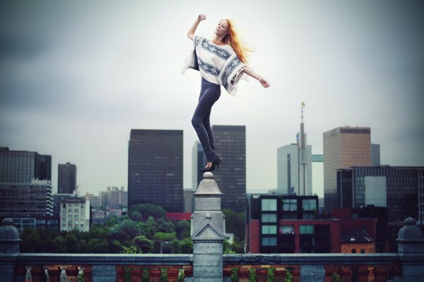 Rousse mince fille debout sur la pointe de