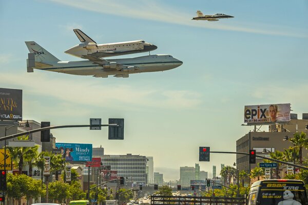 Transbordador de la NASA vuela sobre los Ángeles