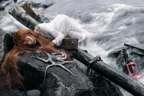 The girl was rejected by the sea , survived a shipwreck