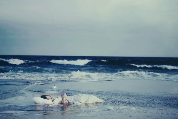 Foto niño durmiendo en el mar de las olas