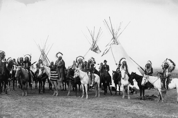 Viele Indianer vor dem Hintergrund der Wigwams