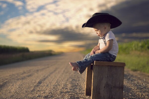 Niño pequeño en la carretera sesión de fotos