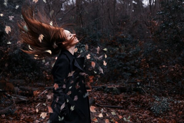 La fille avec les cheveux rouges dans le bois d automne