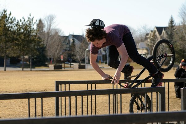 Падение парня с велосипеда bmx