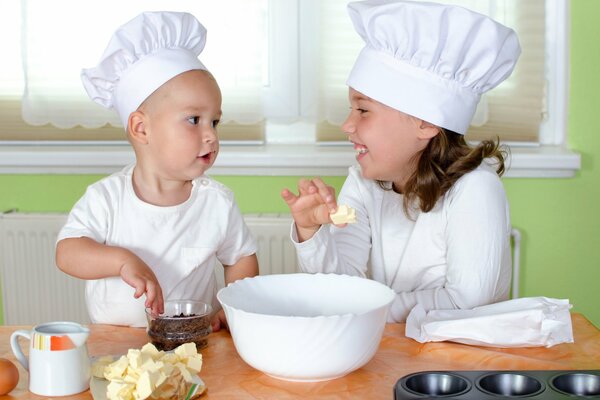 Sesión de fotos en la cocina con dos niños