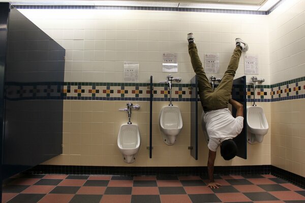 Hombre en el baño al revés